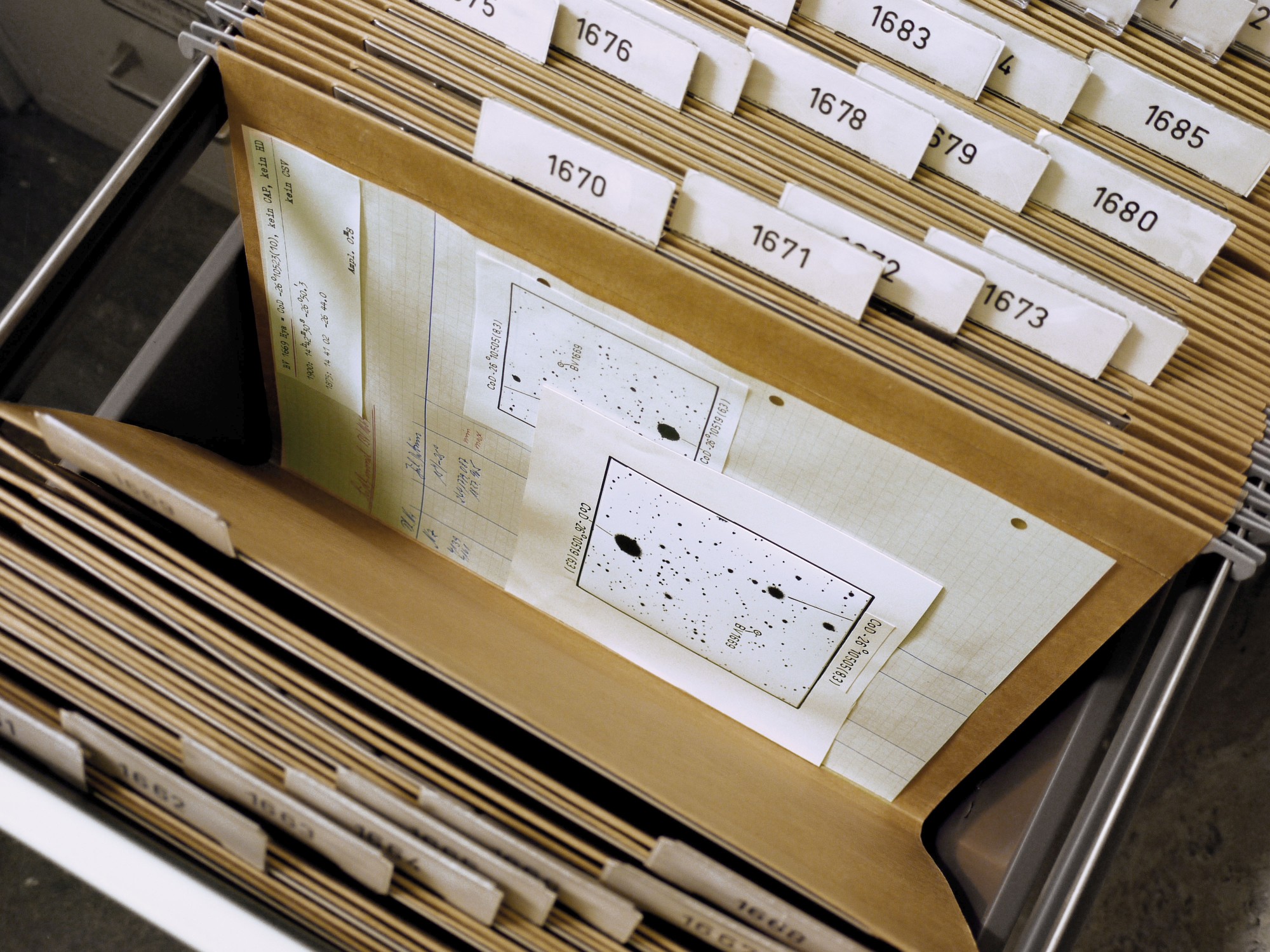 Files containing astronomical slides in the slide collection (Image: Isi Kunath)