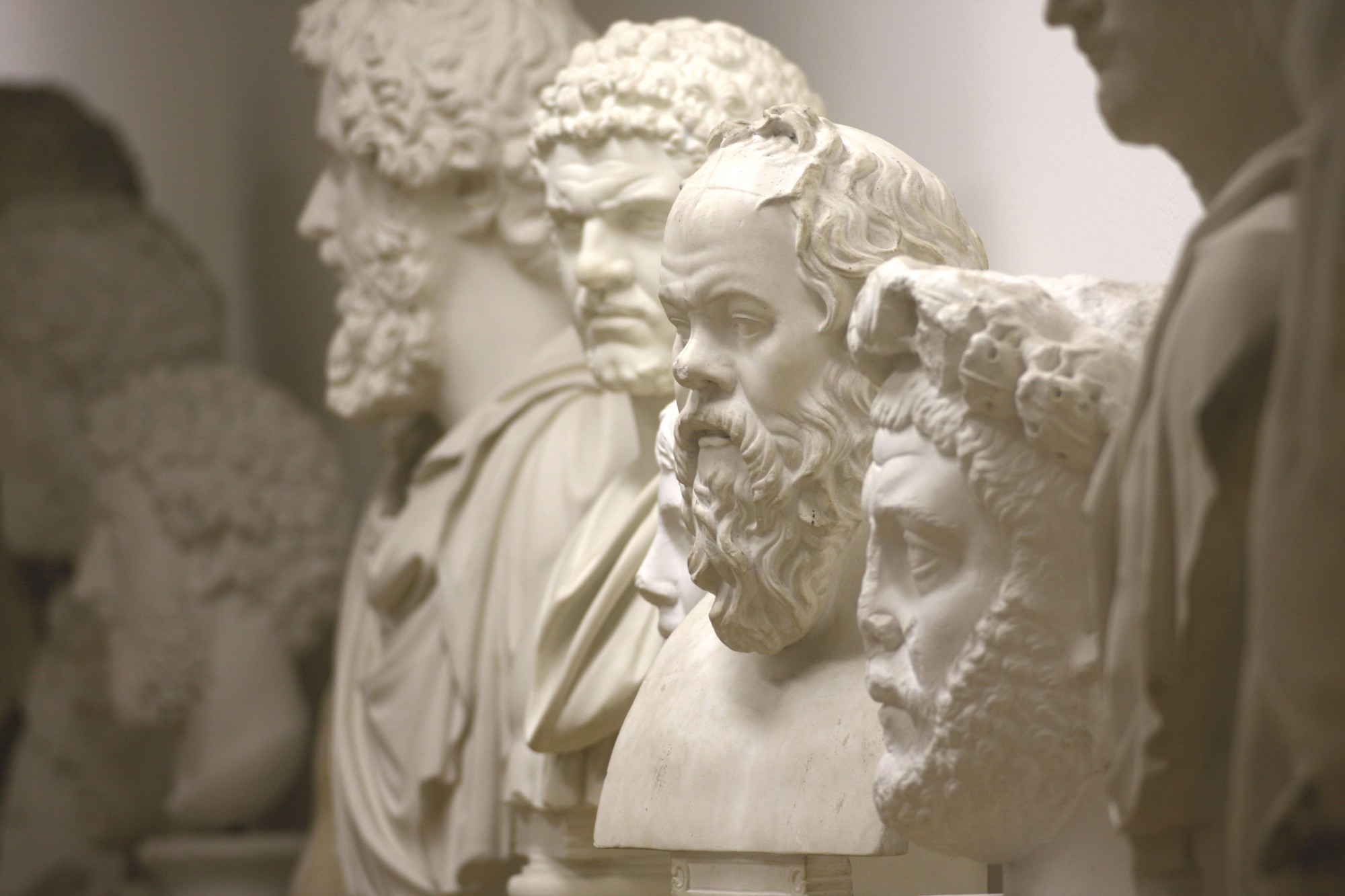 Portrait gallery in the collection of plaster casts with Roman emperors and Greek philosophers (Image: Georg Pöhlein)