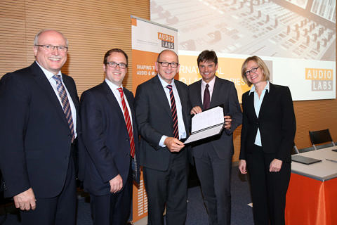 Fraunhofer-Gesellschaft and FAU have signed a contract extending AudioLabs' research work for another five years, securing the foundation for the development of new ideas and technologies for digital processing of multimedia content until 2025. From left to right: Prof. Dr. Alexander Kurz, Executive Vice President Human Resources, Legal Affairs and IP Management at Fraunhofer-Gesellschaft; Dr. Florian Janik, mayor of the city of Erlangen; Prof. Dr. Albert Heuberger, AudioLabs speaker and Director of Fraunhofer IIS; Prof. Dr. Joachim Hornegger, FAU President; Dr. Sybille Reichert, FAU Chancellor. Image: Fraunhofer IIS/Kurt Fuchs.