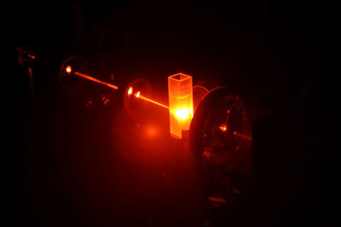 Particle technologists at FAU irradiate particles with laser impulses of infrared light for their analysis (Image: FAU)