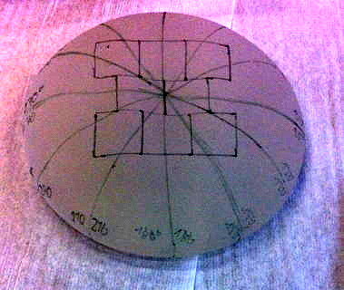 Researchers at FAU divide the implant shell into 12 segments for tensile testing. (Image: Siegfried Werner)