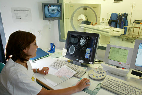 Thanks to the cloud, it will be possible for patient data such as CT scan results to be anonymised and processed for research purposes in line with data protection laws (Image: Erich Malter/FAU)
