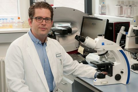 r. Heiko Bruns, researcher at the Department of Medicine 5 at Universitätsklinikum Erlangen (Image: Universitätsklinikum Erlangen)