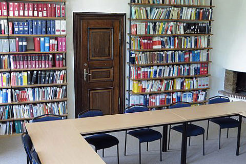 BU: The Departmental Library 02KR: Church Law has 12 quiet work spaces. (Image: FAU/Christoph Ackermann)