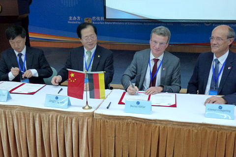 Prof. Dr. Jingping Qu, President of the East China University of Science and Technology (ECUST) in Shanghai, Prof. Dr. Changsheng Liu, Vice President of ECUST, Prof. Dr. Günter Leugering, FAU Vice President for International Affairs, and state secretary Bernd Sibler sign the agreement between FAU and ECUST. (Image: StMBW)