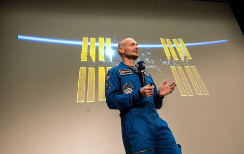ESA astronaut Alexander Gerst gives a presentation on his time in space at the Long Night of Sciences 2015. (Image: FAU/Georg Pöhlein)