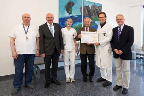 From left to right: Prof. Dr. Werner G. Daniel (chairman of Forschungsstiftung Medizin), Prof. Dr. Dr. h. c. Raymund E. Horch (director of the Department of Plastic and Hand Surgery at Universitätsklinikum Erlangen), Dr. Wilhelm Polster (chairman of Manfred-Roth-Stiftung) and Dr. Anja M. Boos (attending physician at the Department of Plastic and Hand Surgery at Universitätsklinikum Erlangen) (Image: Uni-Klinikum Erlangen)