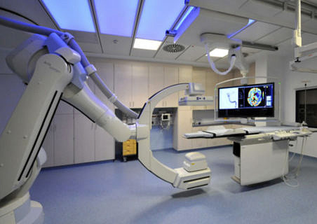 Doctors can use a C-arm CT scanner to take 3D images of patients during surgery. However, imaging errors can occur when using this method. (Image: Prof. Dr. Arnd Dörfler)