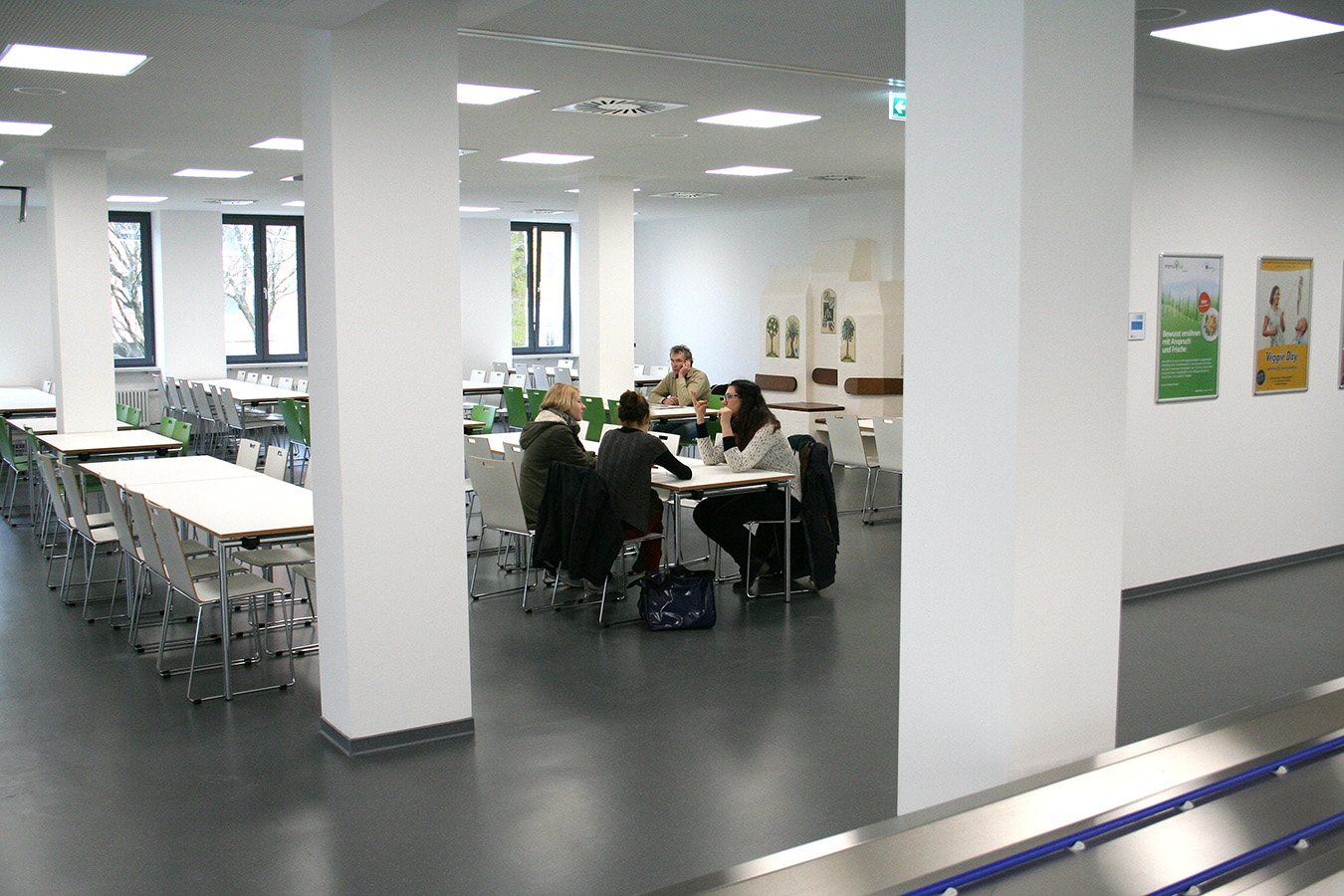The newly renovated cafeteria has a light and friendly atmosphere with space for 600 guests. (Image: FAU/Boris Mijat)