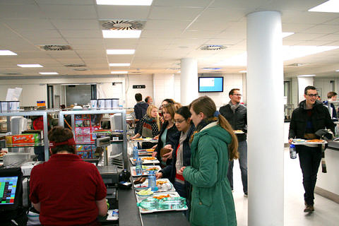 FAU students can eat in the cafeterias which offer a range of dishes at low prices. (Image: FAU/Boris Mijat)