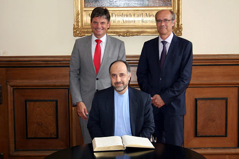 Iranian Consul General Abdollah Nekounam Ghadirli (centre) with FAU President Professor Hornegger (left) and Vice President Professor Leugering (right). (Image: FAU/Boris Mijat)