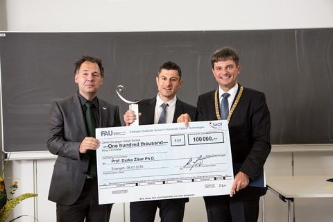 Congratulations to Prof. Darko Zibar, PhD (centre) who is shown here with SAOT co-ordinator Prof. Dr. Michael Schmidt (left) and FAU President Prof. Dr. Joachim Hornegger. (Image: FAU/Georg Pöhlein)