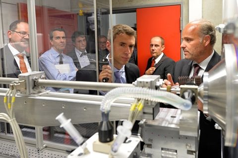 After the welcoming speech the researchers involved presented their projects before participants were given a tour of Prof. Dr. Tobias Unruh's laboratory. From left to right: Stefan Müller and Prof. Dr. Tobias. (Image: Harald Sippel)