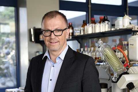 Prof. Dr. Andreas Hirsch, holder of the Chair of Organic Chemistry II at FAU, has received an ERC Advanced Grant for the second time. This special form of funding is used to promote top level research. (Image: (Image: FAU/Boris Mijat)