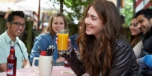 Studentin mit Getränk in der Hand