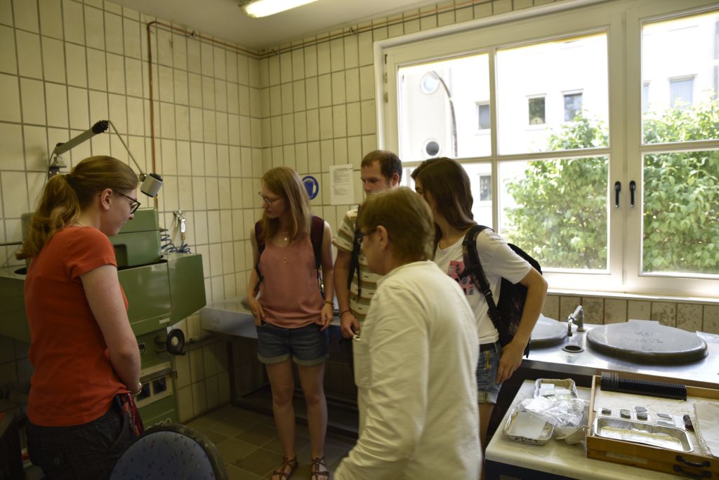 The group was shown around the laboratories of the Institute. (Bild: FAU/Christina Dworak)