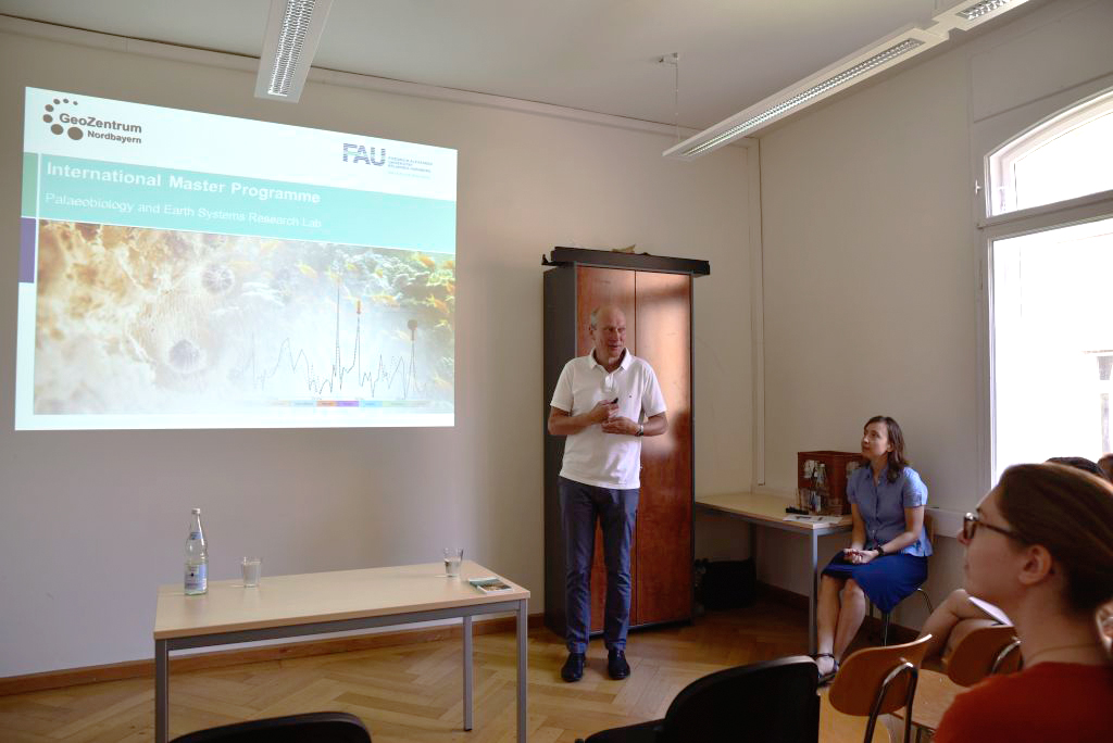 Prof. Dr. Kießling, holder of the Chair for Palaeobiology and Palaeoenvironment, firstly gave an overview of the Master programme. (Image: FAU/Christina Dworak)