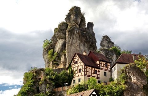 You’ll find many striking rock formations like this in Franconian Switzerland (Image: Panthermedia.net/Eberhard Starosczik)