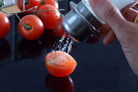Tomatoe and salt