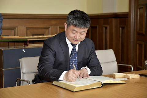 Li Lin, President of CQUPT, signed FAU's Golden Book. (Image: FAU/Rebecca Kleine Möllhoff)