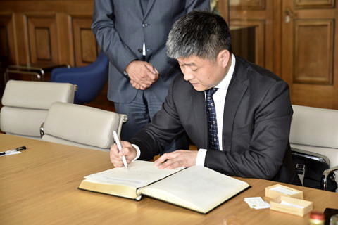 Li Lin, President of CQUPT, signed FAU's Golden Book. (Image: FAU/Rebecca Kleine Möllhoff)