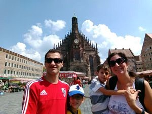 Prof. Ballarre with her husband Diego (left) and their kids Paulina and Enzo at the central market place of Nürnberg. (Image: Diego L. Lucifora)