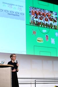 PD Dr. rer. nat. Dr. habil. med. Claudia Günther presenting her research at the Dies academicus 2018 in the frame of a science slam. (Image: FAU/Kurt Fuchs)