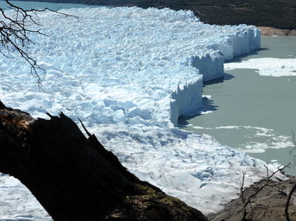 The Perito Moreno Glacier, one of the largest glaciers in the South Patagonian Ice Field in Chile, flows into Lago Argentino. When such outlet glaciers shrink, they first have to form a new stable front. (Image: FAU/Matthias Braun)