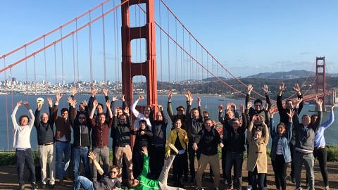 Groupphoto in front of Golden Gate Bridge.