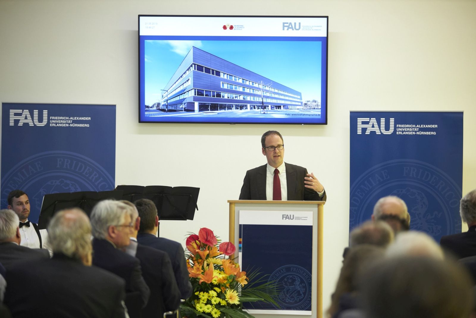 High-profile guests from politics and industry including the Bavarian Minister of Science Bernd Sibler and the Bavarian Minister of the Interior Joachim Herrmann attended the official inauguration ceremony for the new Interdisciplinary Centre for Nanostructured Films, covering an area of approximately 4,600 square meters. (Image: FAU/Erich Malter)