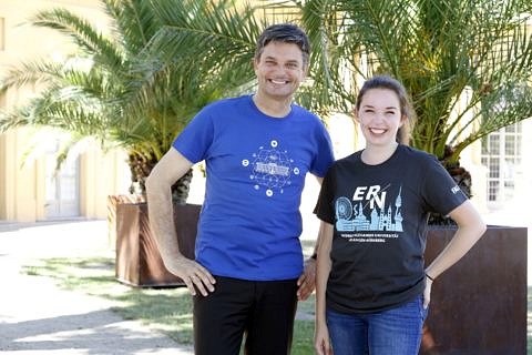 FAU President Prof. Dr. Joachim Hornegger and student Julia wearing the new FAU T-Shirts