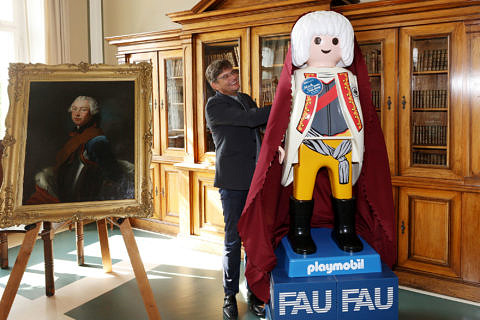 Prof. Dr. Joachim Hornegger, FAU President, unveils the special edition PLAYMOBIL figure of Friedrich III.