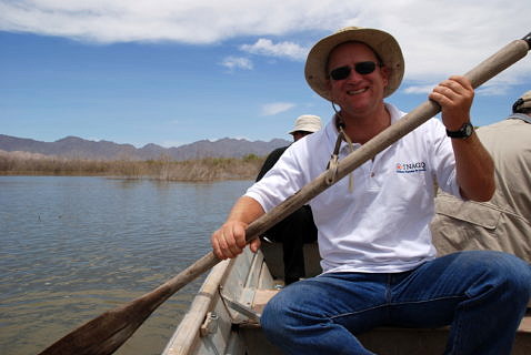 Prof. Daesslé-Heuser is researching the quality of groundwater, which is used as drinking water in Mexico, among other places. Here he collects samples in the lower basin of the Colorado River. (Image: Dr. Alexandro Orozco)