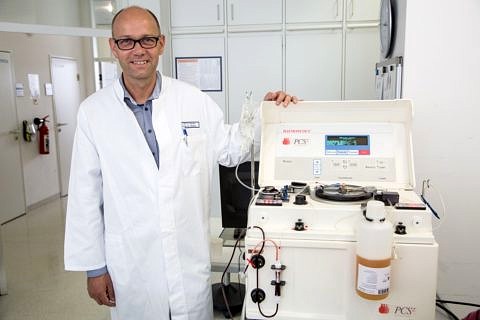 Prof. Dr. Hackstein in einem Labor