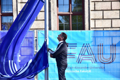 Symbolically, FAU marked the occasion by raising flags with the new corporate design on 1 October at our campus locations. (Bild: FAU/Boris Mijat)