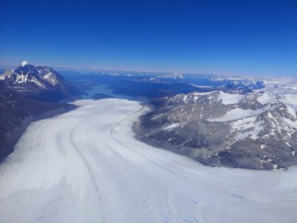 With the latest measurement campaign, FAU and TU Dresden hope to obtain a more accurate picture of how much the glaciers have changed in height. The data obtained during the flights is combined with satellite data and information from expeditions over the ice. (Image: FAU/Matthias Braun)