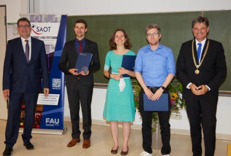 The winners of the SAOT Student Awards 2022: Moritz Späth (second from left), Lisa Ackermann (middle) and Dr. Marc-Oliver Pleinert (second from right) with Prof. Stefan Will (left) and FAU President, Prof. Joachim Hornegger (rechts). (Picture: FAU/Erich Malter)