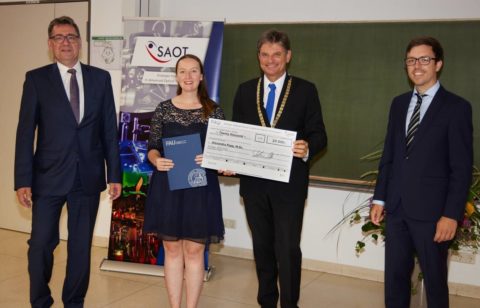 The winner of the SAOT Innovation Award, Alexandra Popp, with FAU President, Prof. Joachim Hornegger (second from right), Prof. Stefan Will (left) und Dr. Max Gmelch (right) from SAOT.(Bild: FAU/Erich Malter)
