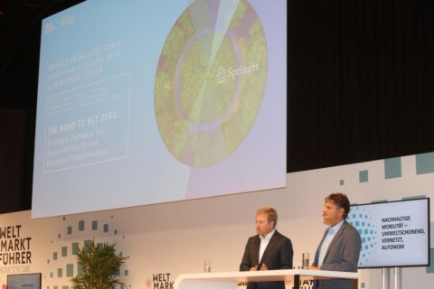 FAU president Prof. Dr. Joachim Hornegger (right) and Oliver Zispe, CEO der BMW Group present the book cover of joint publication (Image: FAU/Kurt Fuchs)