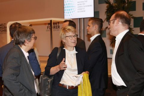FAU Professor and economy sage Prof. Veronika Grimm (middle) speaks with FAU VP Outreach Kathrin Möslein and WirtschaftsWoche chief editor Beat Balzli. (Image: FAU/Kurt Fuchs)