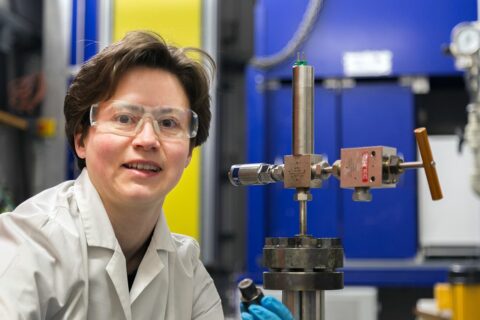 “With my research, I hope to contribute to inventing innovative and more energy-efficient electronic components and to drive forward fundamental research into the synthesis and properties of semi-conducting nitrides,” summarizes Dr. Saskia Schimmel.