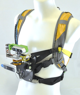 The LOMOBI system can be carried like a backpack. It is equipped with a camera on the front which feeds the system with data about the surroundings in real-time. Pic: FAU