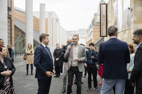 Jakob Nehls, doctoral candidate at FAU, talks about article 28 of the Universal Declaration of Human Rights: “Social and international order”. (Picture: FAU/Uwe Niklas)
