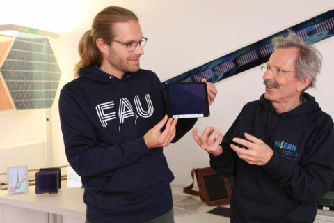 Dr. Andreas Distler (l.) and Dr. Hans-Joachim Egelhaaf with the organic solar module.