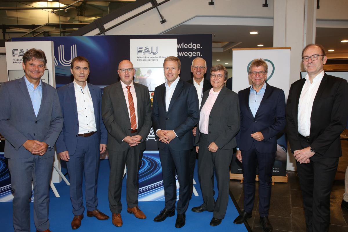 Group foto of FAU president Joachim Hornegger, Uwe Wagner, board member R&D at Schaeffler AG, Johannes von Hebel, chairman at Sparkasse Erlangen, Oliver Zispe, CEO at BMW Group, Prof. Siegfried Balleis, chairman at Unibund Erlangen-Nrünberg, FAU VP Outreach Prof. Kathrin Möslein, FAU professor Kai-Ingo Voigt, and Beat Balzli, chief editor at WirtschaftsWoche.