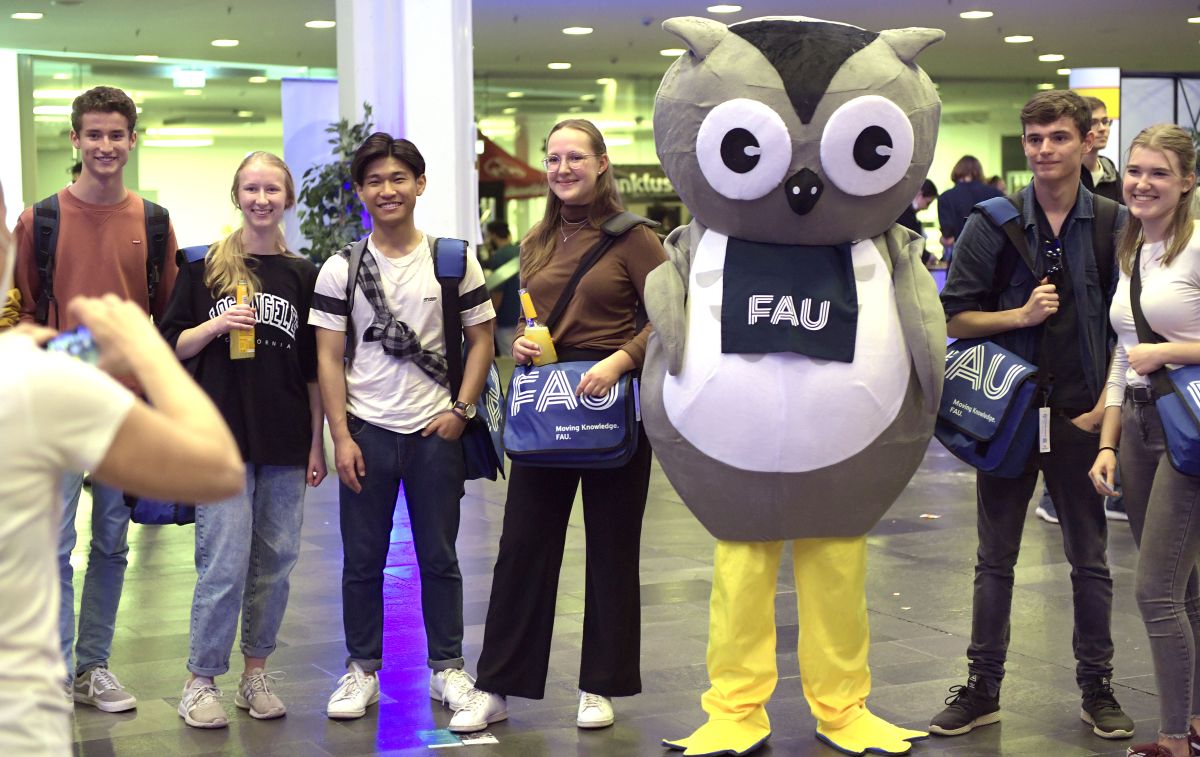 Photo of six students and the FAU mascot