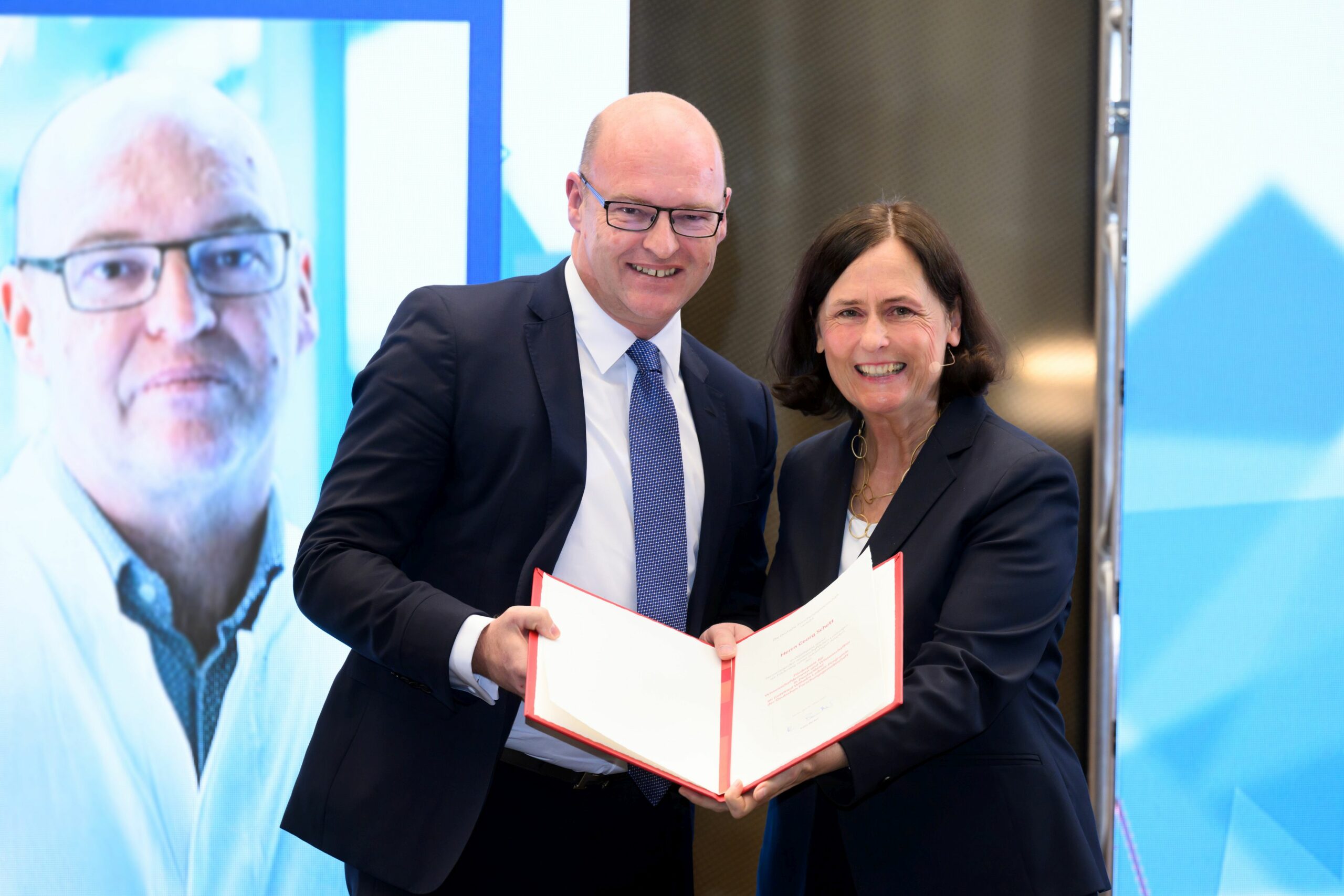 Prof. Schett receives Leibniz Price