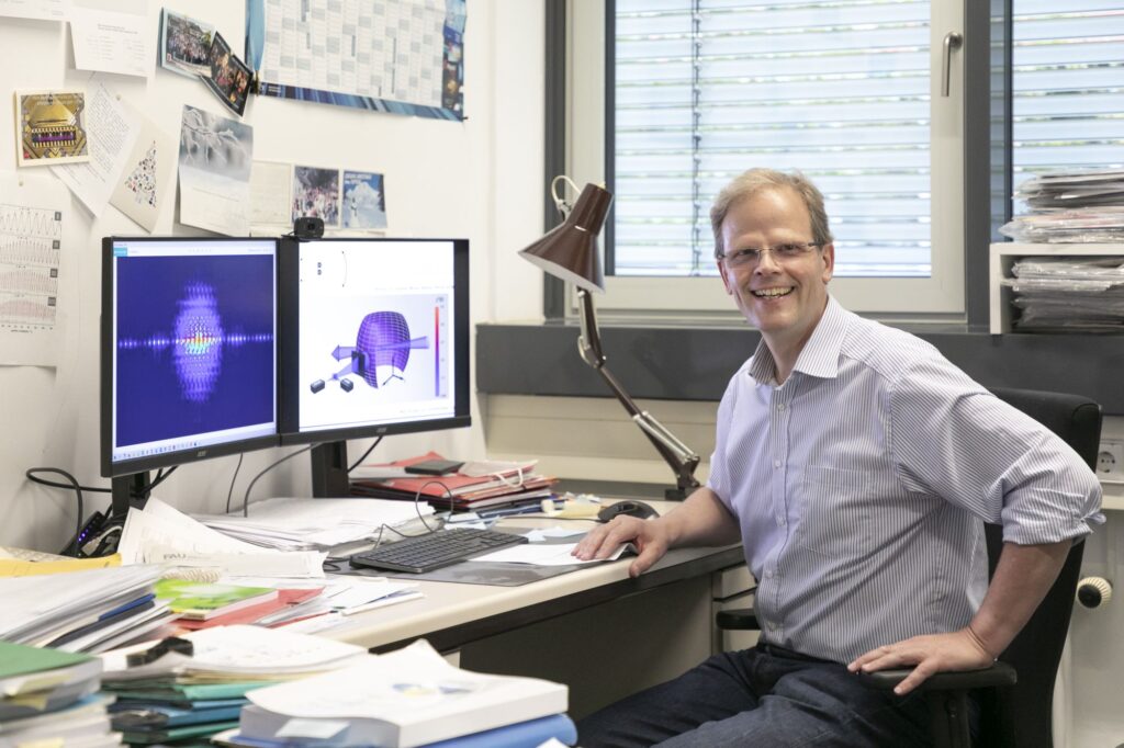 Prof. Dr. Joachim von Zanthier at his desk.