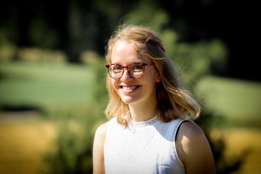 Women with blonde hair and glasses.