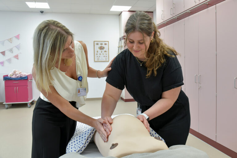 New skills lab for trainee midwives opens at Universitätsklinikum Erlangen